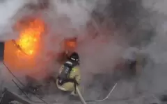 Огонь уничтожил авто во время пожара в Хромтау