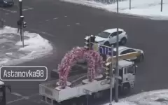Грузовик с цветочной аркой снес светофор в Астане