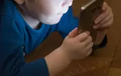 Казахстанских родителей хотят обязать покупать детские SIM-карты детям