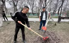 Таза Қазақстан: жители Тараза очистили парк от мусора