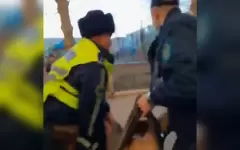 Мужчину и ребенка, потерявших сознание из-за дыма, спасли полицейские Кокшетау