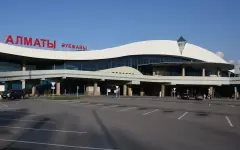 В аэропорту Алматы объяснили задержку с выдачей билетов