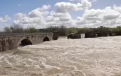 Потоки воды разрушили старинный мост в Испании