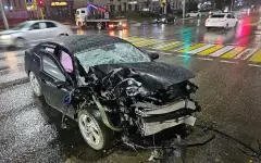 Водитель такси попал в аварию в Алматы прямо во время заказа