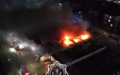 Спасатель оказался в больнице после пожара в торговом центре Жанаозена