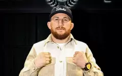 Чемпион UFC чуть не сорвался с горы во время триумфа