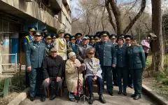 Военнослужащие Нацгвардии поздравили 100-летнего ветерана ВОВ