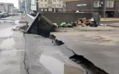 Новые мусорные контейнеры провалились под землю после дождя в Актау