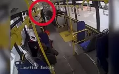 Карманник попал на видео в момент кражи в автобусе в Астане
