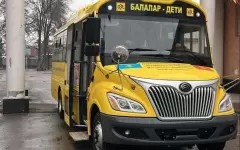 Президент Казахстана подарил автобус школе-гимназии Бишкека