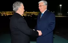 Токаев тепло проводил Мирзиёва в аэропорту Алматы