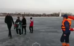 Подростки едва не провалились под лед в СКО