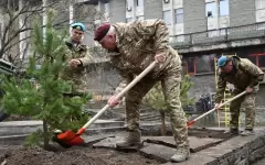 Военнослужащие посадили деревья в Алматы к 80-летию Победы в Великой Отечественной войне