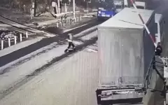 Пассажирский автобус заглох прямо на рельсах в Усть-Каменогорске
