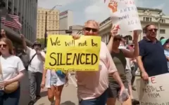 Протесты против иммиграционной политики Трампа прошли в Далласе