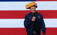 Илон Маск выступил в шляпе в форме отрезанного кусочка сыра