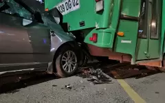 Таксист на скорости влетел в маршрутный автобус в Алматы