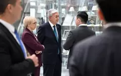 Токаев ознакомил президента Словении с деятельностью МФЦ в Астане