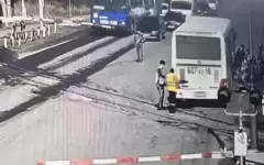 Автобус заглох на рельсах и едва не столкнулся с поездом в Усть-Каменогорске