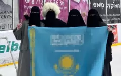 Наказана еще одна девушка со скандального фото с флагом Казахстана