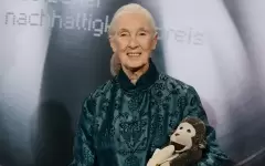 90-летняя любительница животных и виски попала на обложку Vogue