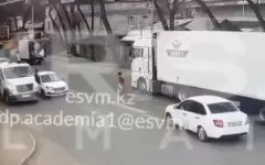 Девочка попала под грузовик: реакция водителей возмутила казахстанцев