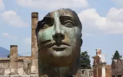 Две человеческие скульптуры неожиданно раскопали в Помпеях