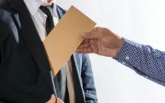 Называвший себя сотрудником акимата ВКО мужчина вернул 6 млн тенге