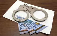 Руководитель одного из департаментов в Карагандинской области подозревается в получении взятки в миллион тенге