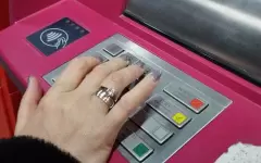 В Уральске трое неизвестных украли деньги из терминала