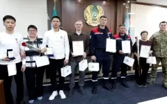 В Алматы наградили героев, спасших в горах мужчину с переломом позвоночника