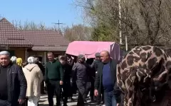 В Алматы прошли похороны 7-летней Айзере, погибшей под колесами грузовика
