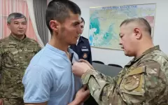 Не каждый решится на такое: казахстанцев наградили за спасение людей из огня