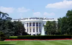 Белый дом уволил главу АНБ после встречи Трампа с крайне правой активисткой