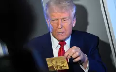 Трамп показал золотую карту за 5 млн долларов для получения гражданства США