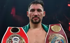 Жанибек Алимханулы победил нокаутом в Астане и защитил два пояса чемпиона мира по боксу
