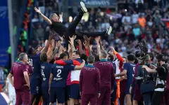 ПСЖ в четвертый раз подряд выиграл чемпионат Франции по футболу