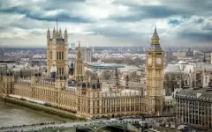 Депутата подозревают в растлении несовершеннолетней в Великобритании