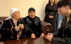 «Он познакомил весь мир с казахами»: 87-летняя мастерица вручила Димашу Кудайбергену шашак