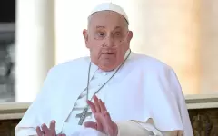 Папа Римский неожиданно появился на площади в Ватикане после длительной болезни