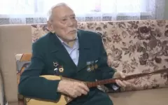Ветеран войны из Костаная продолжает играть на домбре