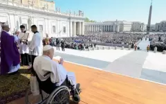 На первой воскресной мессе после выписки Папа Римский предстал на инвалидной коляске
