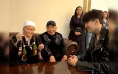 Димаш Кудайберген встретился с 87-летней мастерицей из Мангистау