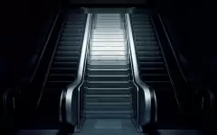 Ногу четырехлетнего ребенка зажевал эскалатор метро в Москве