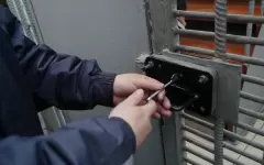 Подростков взяли под стражу после видео с избиением пенсионера в Темиртау