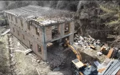 Двухэтажный таунхаус по решению суда сносят в Алматы