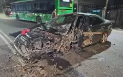 Автомобиль искорежило после столкновения с автобусом в Алматы
