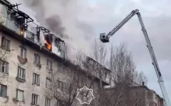 50 человек эвакуировали из общежития в Астане из-за крупного пожара