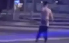 Полуголый мужчина со спущенными штанами разгуливал возле прокуратуры в Актау