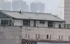 Частный дом на крыже многоэтажки озадачил алматинцев
